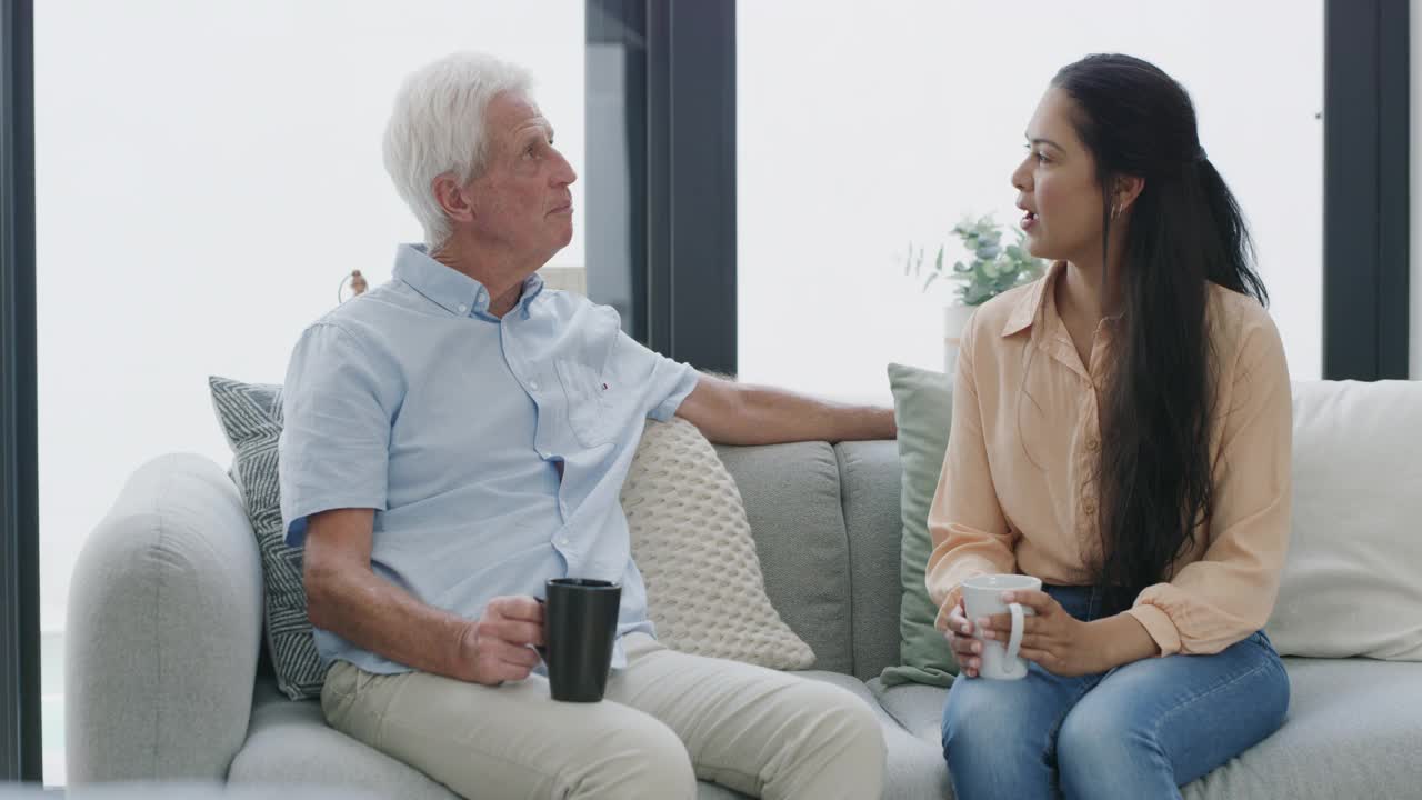 一个年轻护士和她的老年病人喝杯茶的4k视频视频素材