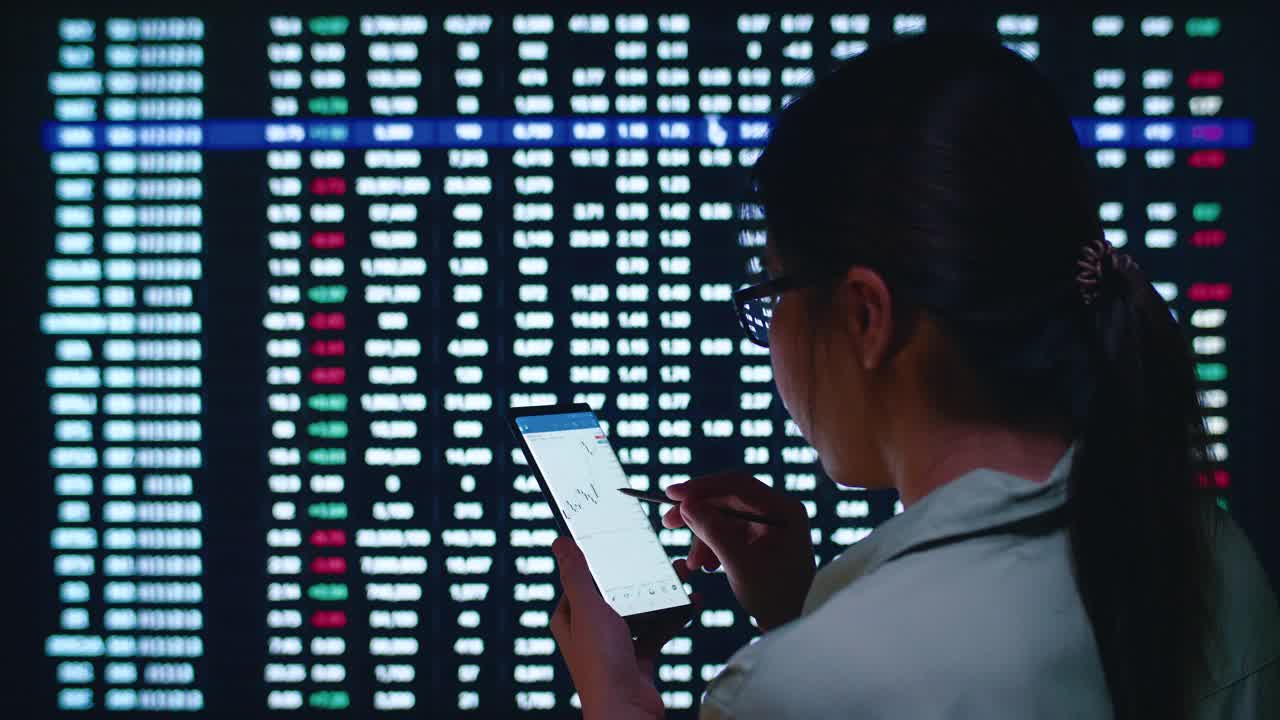 女商人分析股票市场金融屏幕，智能手机视频素材