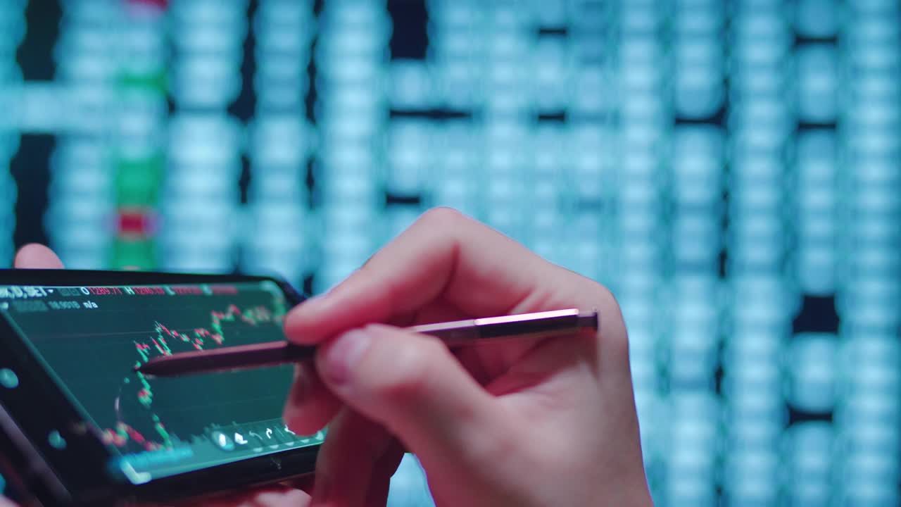 女商人分析股票市场金融屏幕，智能手机视频下载