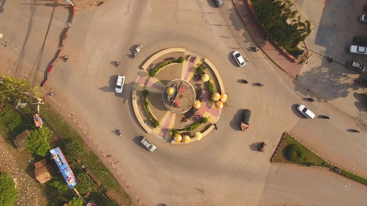 无人机在交通环岛上空拍摄了巨大的佛像视频素材