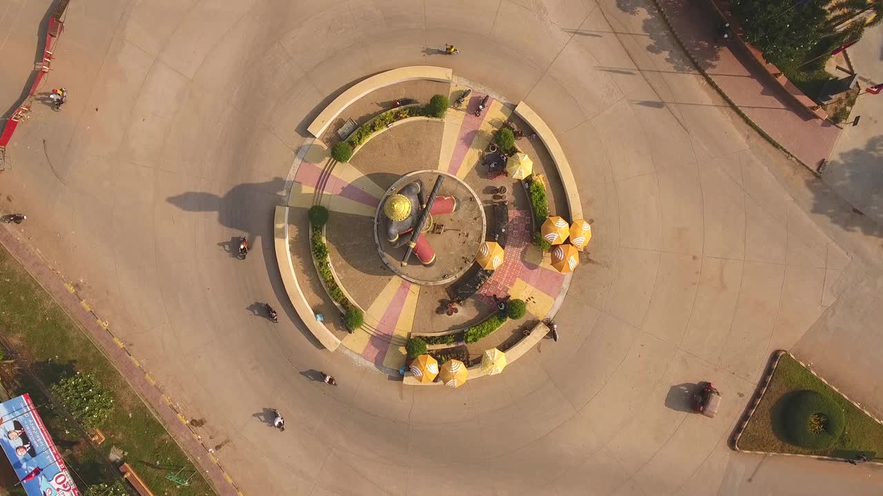 无人机在交通环岛上空拍摄了巨大的佛像视频素材