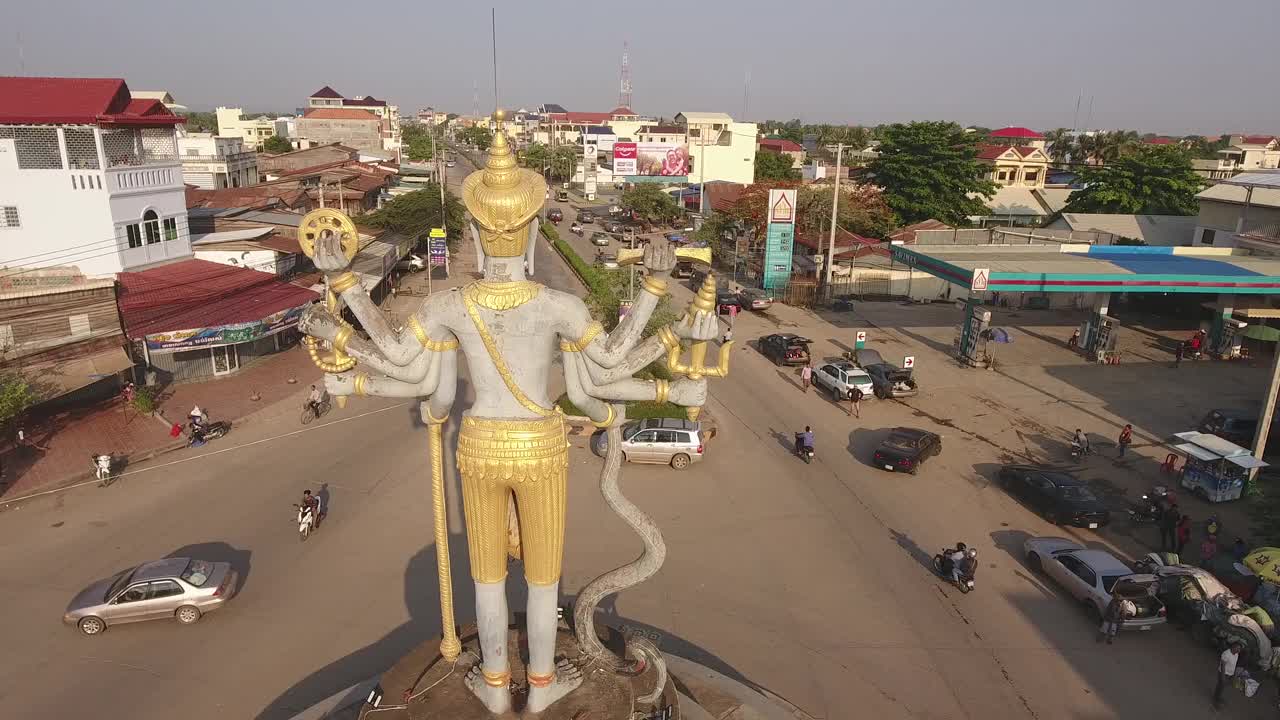 空中拍摄的湿婆雕像在环岛视频素材