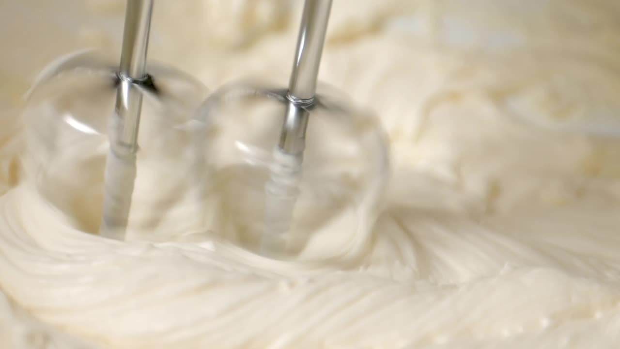自动拌粉机搅拌奶油蛋糕，在厨房准备甜点视频素材
