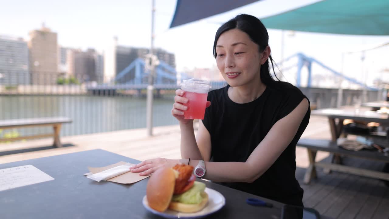一位日本女子在河畔咖啡馆吃午餐视频下载