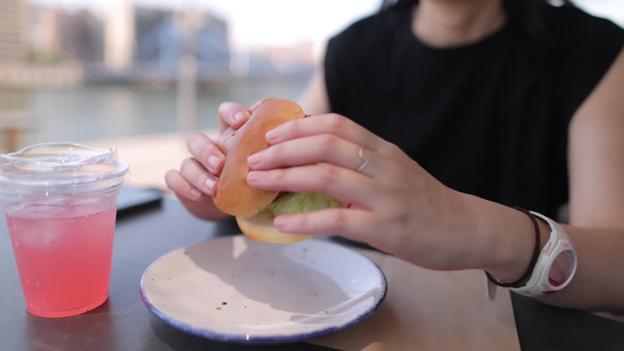 一位日本女子在河畔咖啡馆吃汉堡包视频下载