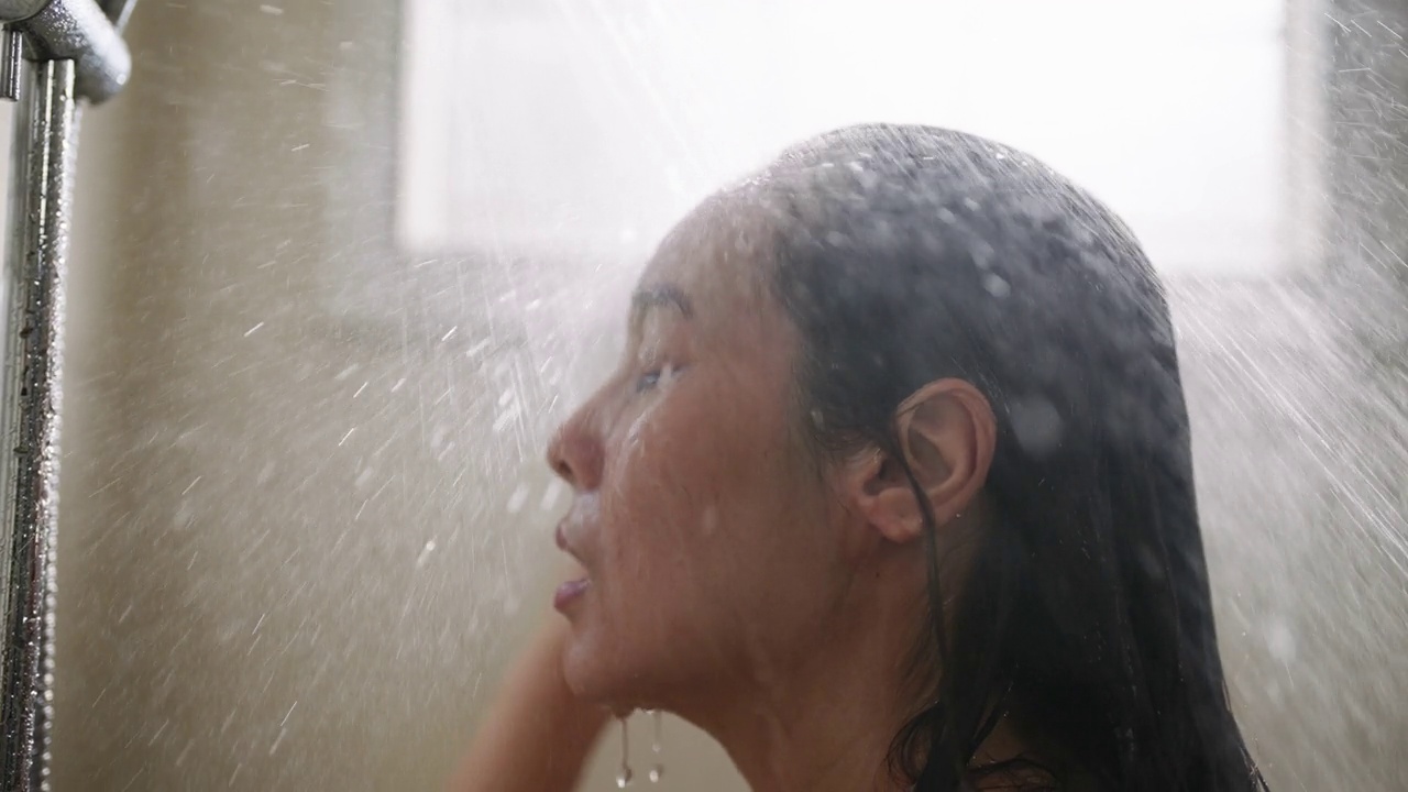 亚洲妇女在浴室里洗头发和沐浴露视频素材
