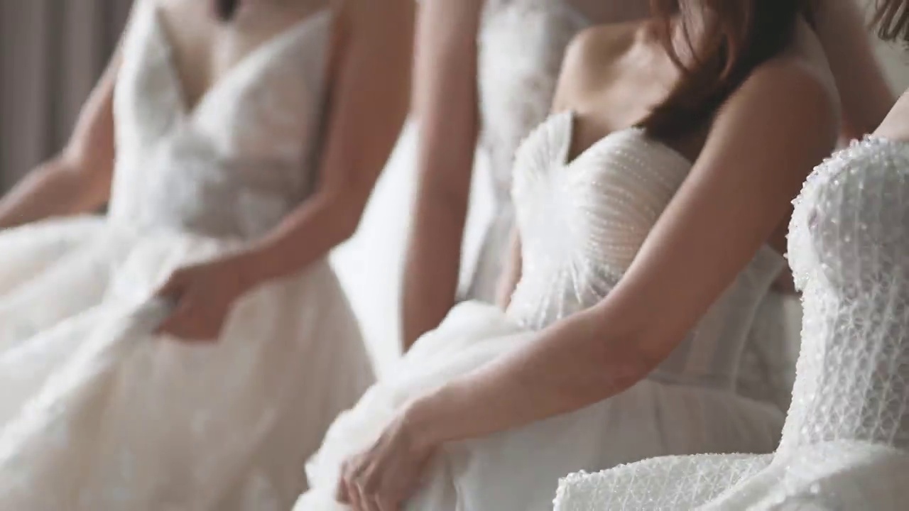慢动作中段快乐顽皮的亚洲华人新娘和伴娘在婚纱店试婚纱的喜悦中一起跳舞视频下载