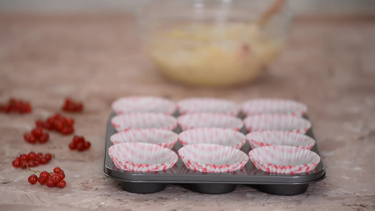 用红醋栗做松饼的过程。自制的原始的松饼。视频素材