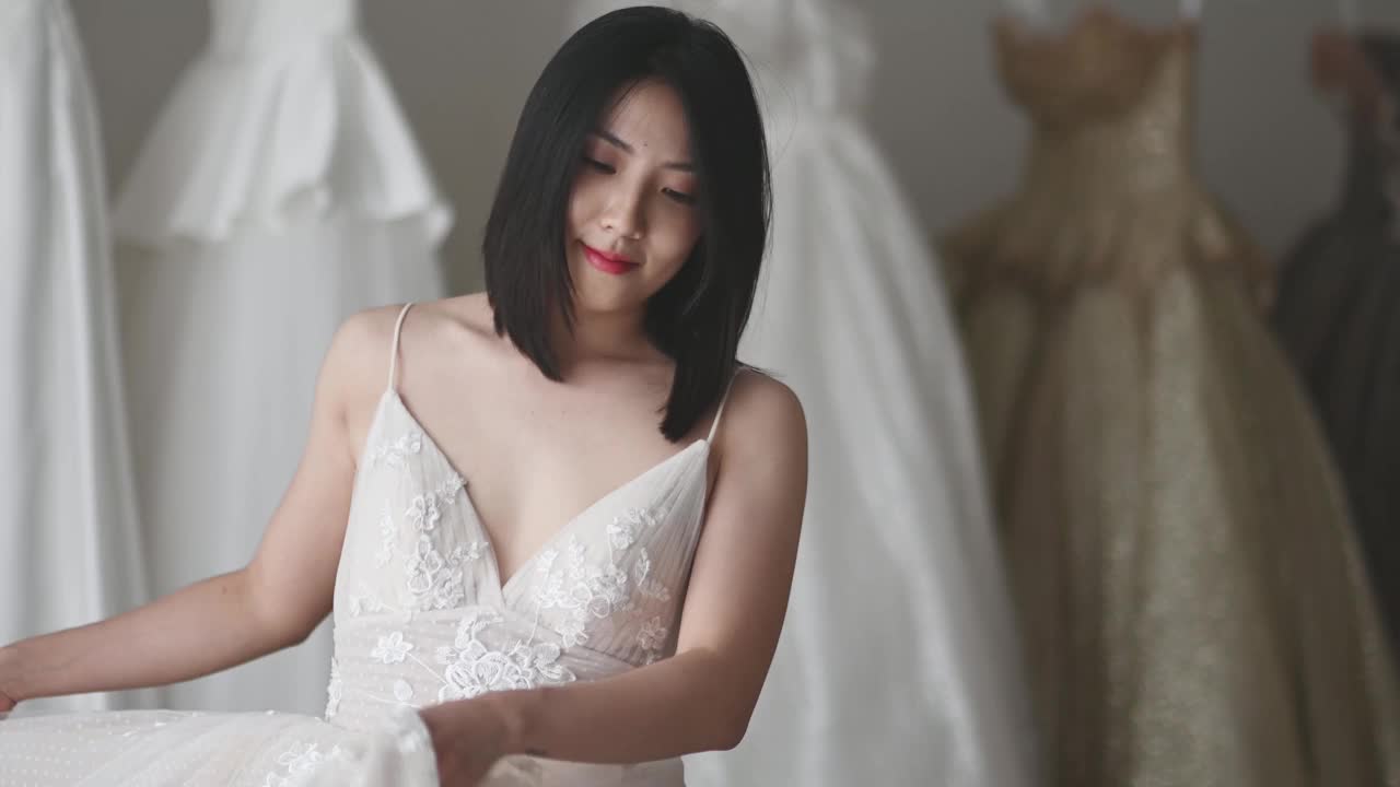 在婚纱店试婚纱的慢动作新娘肖像微笑视频下载