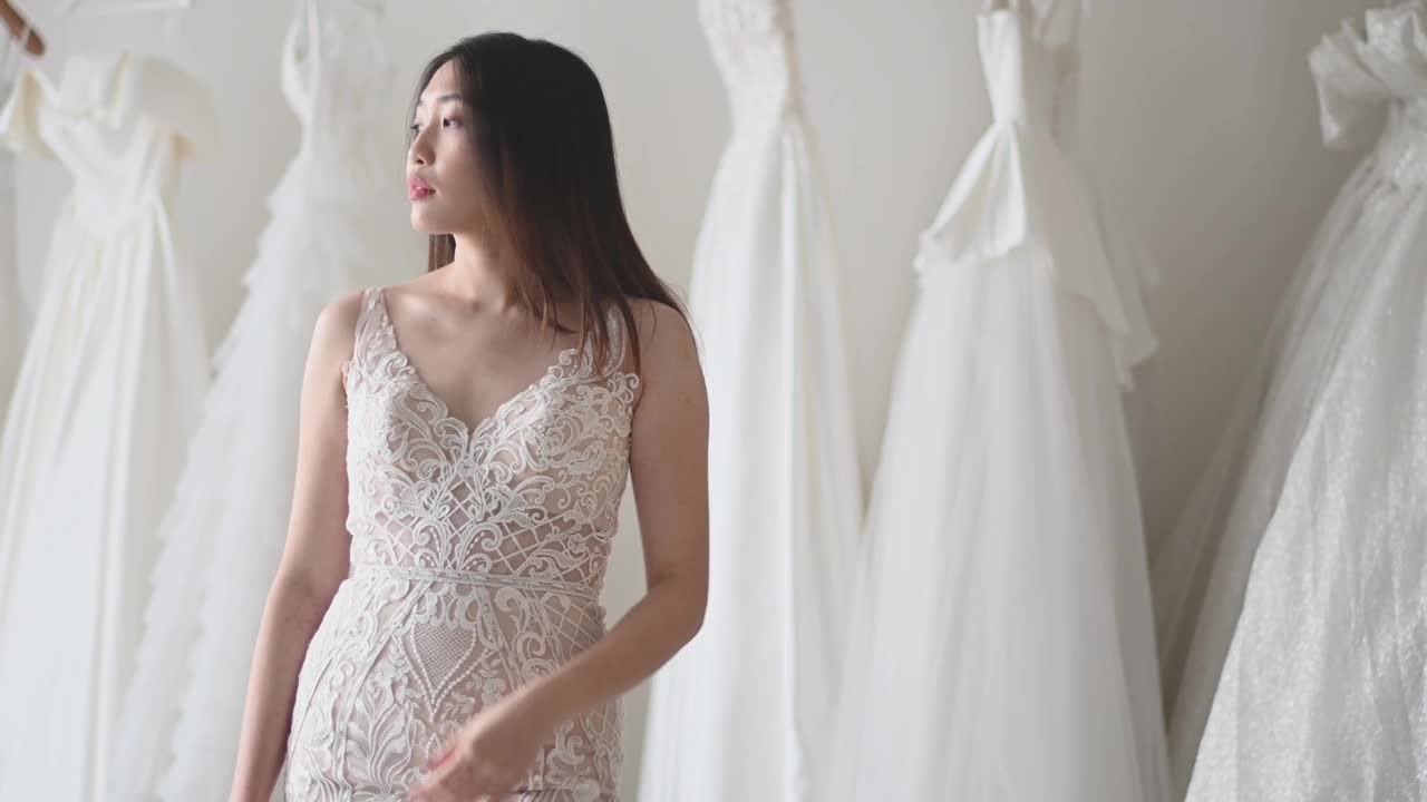 在婚纱店试婚纱的慢动作新娘肖像微笑视频下载
