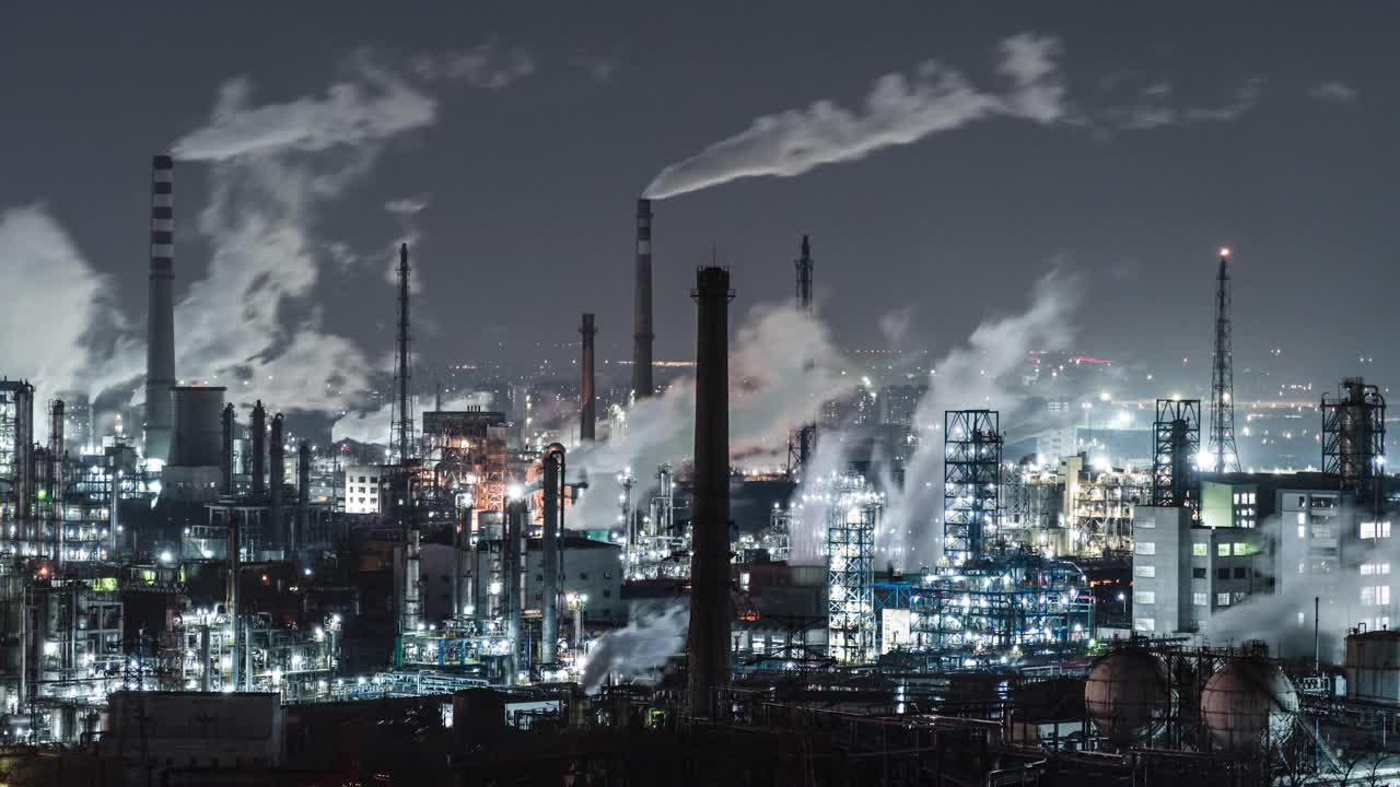 石化工厂和炼油厂T/L TU夜间鸟瞰图视频素材