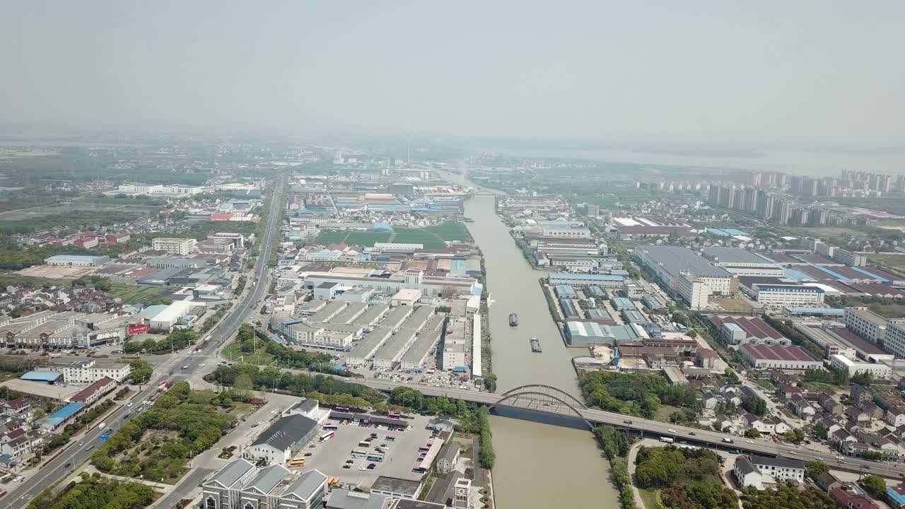 这条运河穿过中国江苏省的古镇视频素材