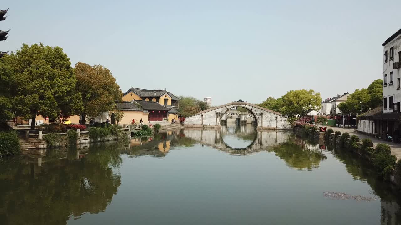 这条运河穿过中国江苏省的古镇视频素材