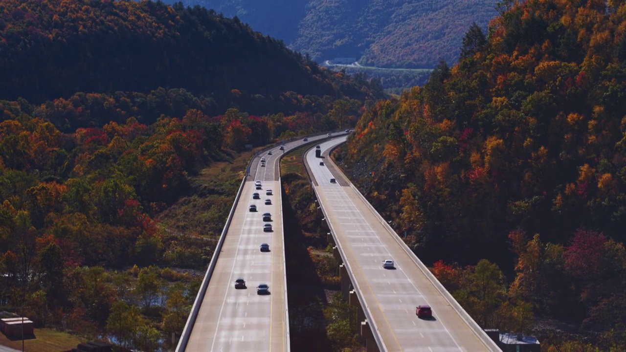 在阳光明媚的秋天，在宾夕法尼亚收费公路上，沿着利哈伊河上的高桥飞行。航拍视频，摄像机向前移动视频素材