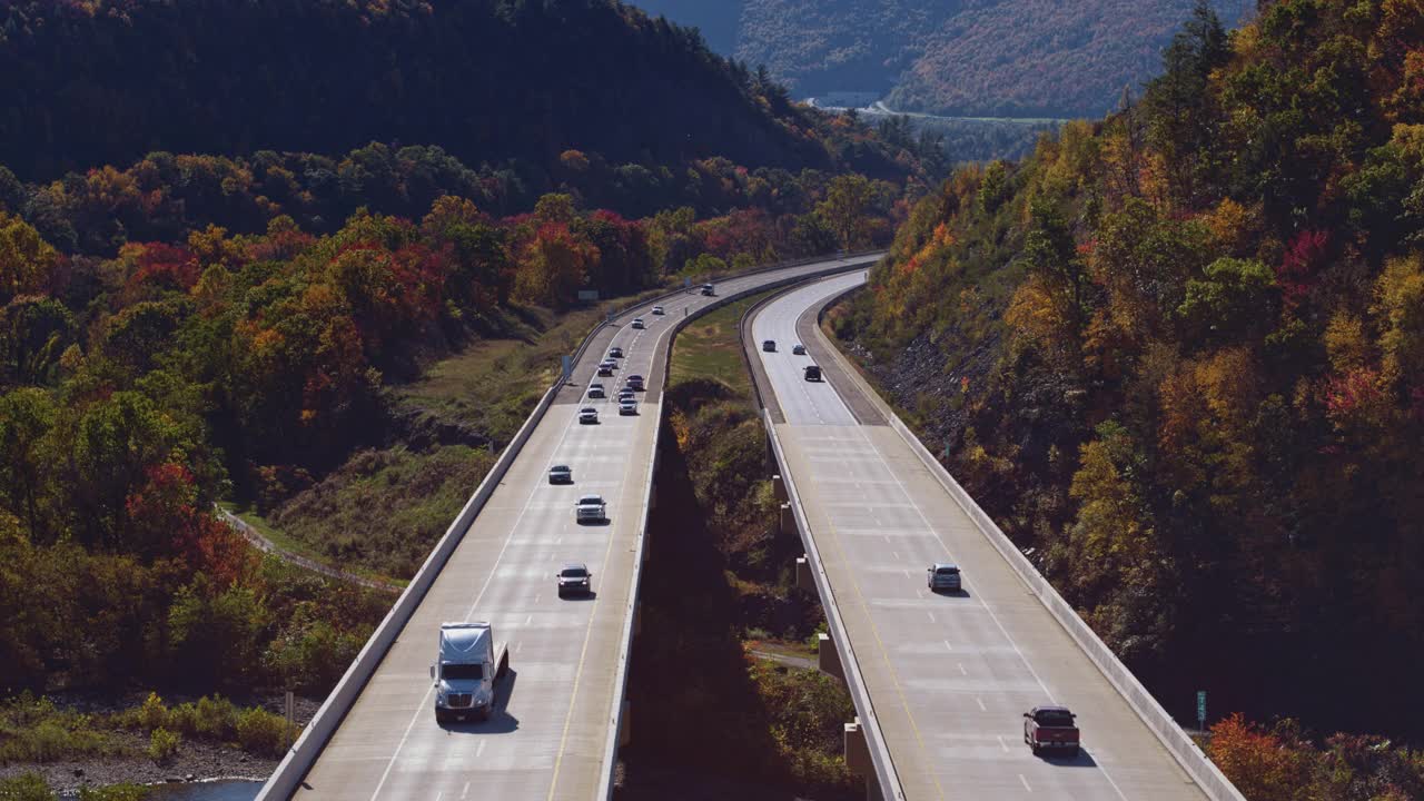 飞越宾夕法尼亚收费高速公路上的高桥。航拍视频，摄像机向前移动视频下载