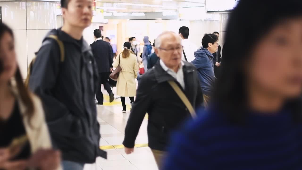 慢动作在高峰时刻，拥挤的人们在大阪站匆忙地行走视频下载
