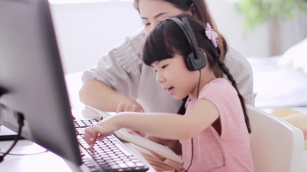 亚洲母亲和女儿练习在家学习视频下载