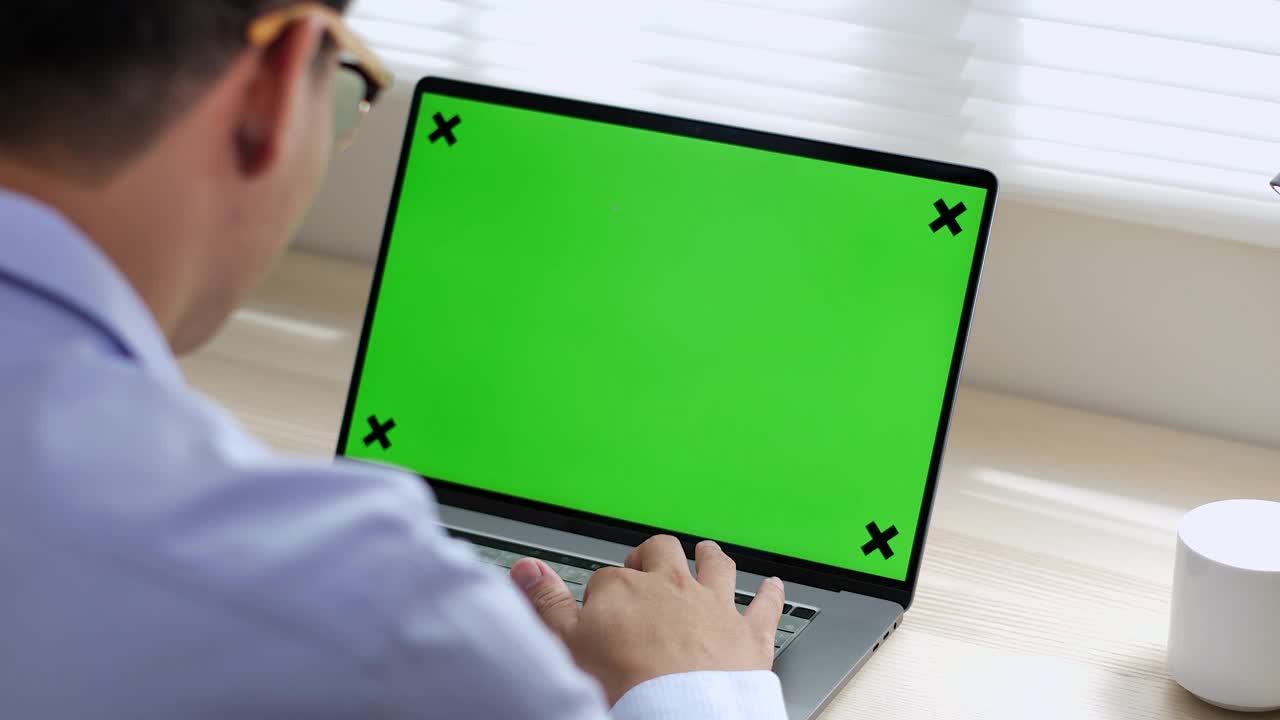 商人正在电脑里看色度键视频素材