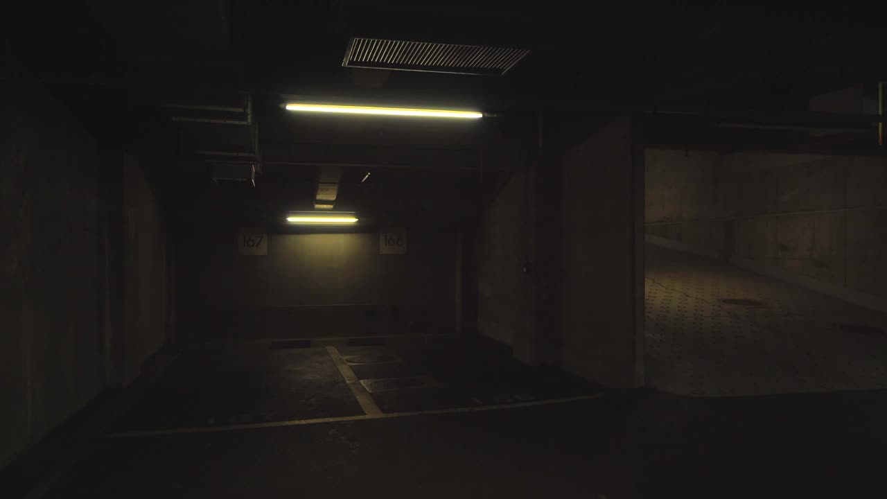 地下停车场。视频素材