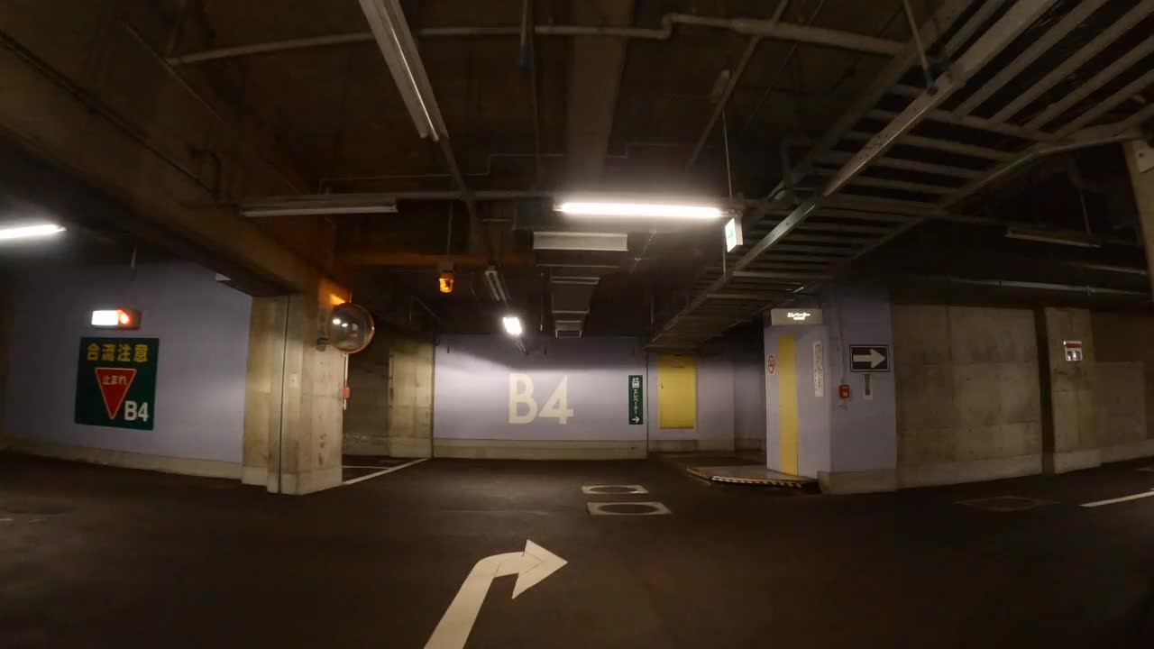开车穿过一个地下停车场。视频素材