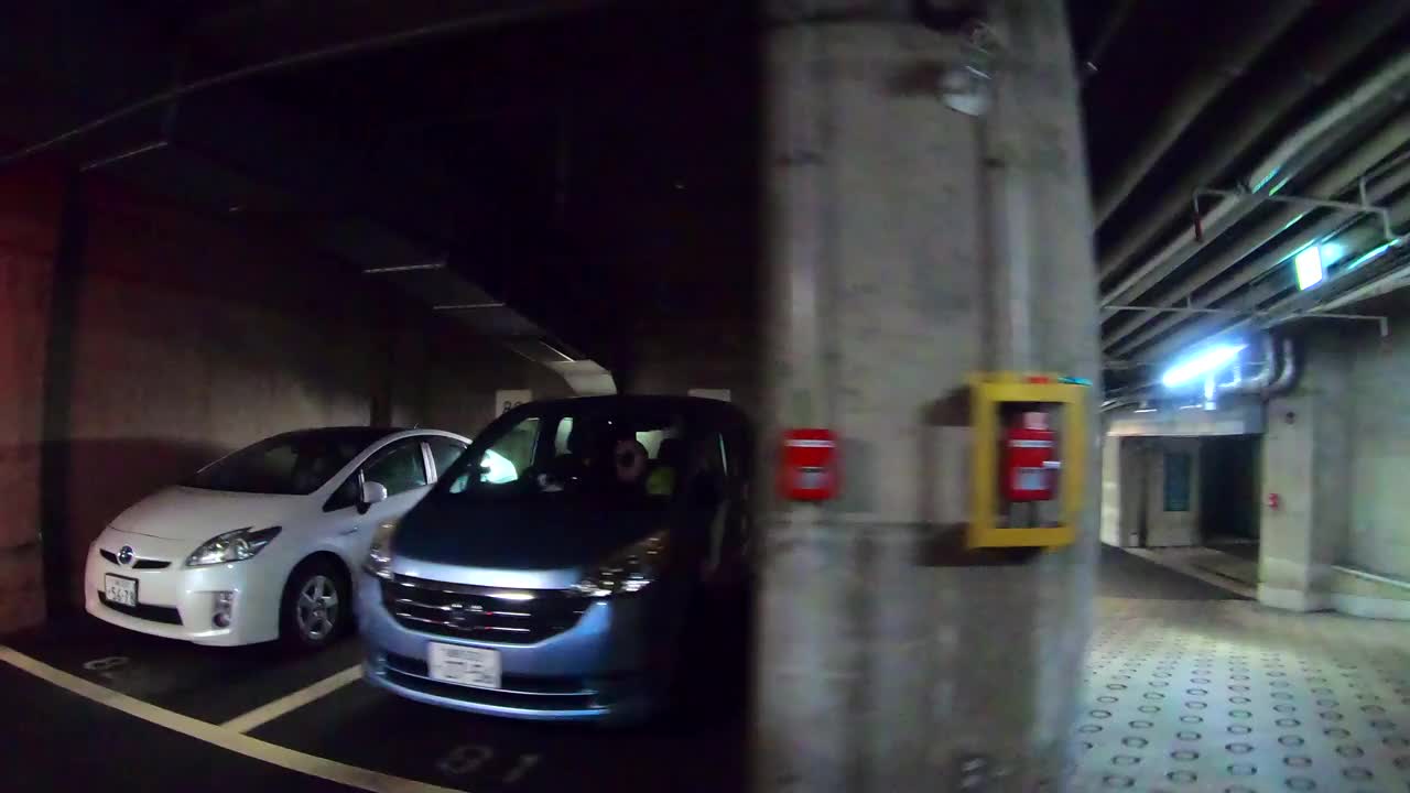 开车穿过一个地下停车场。侧视图视频素材