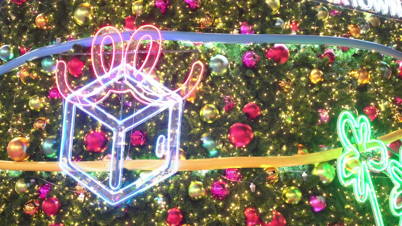 霓虹灯形状作为礼物在新年圣诞树上视频下载
