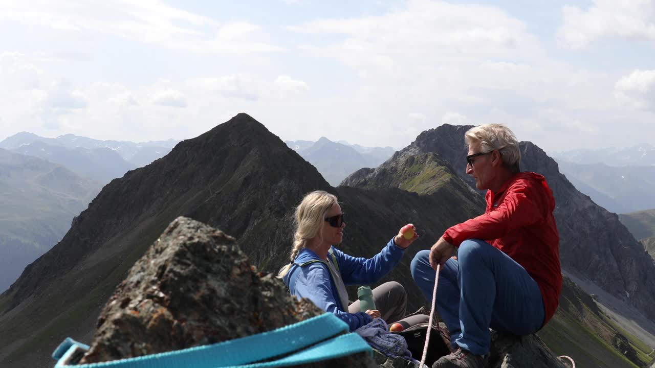 登山夫妇在山顶上休息视频下载