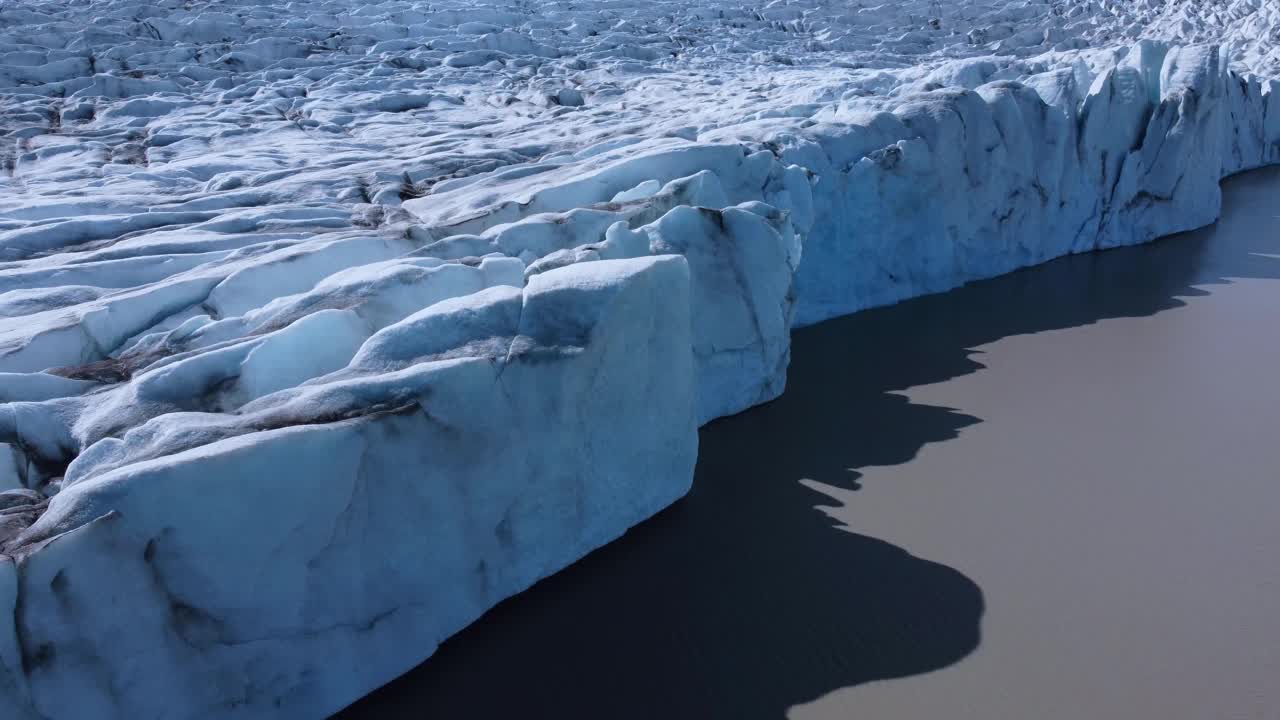 冰川湖(湖)。空中无人机飞越冰川粒子漂浮在冰川湖冰帽冰岛探险视频下载