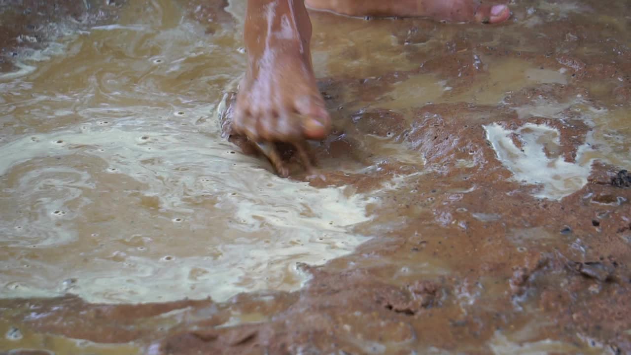 贫困的孩子们在泥泞的水里快乐地玩耍视频素材