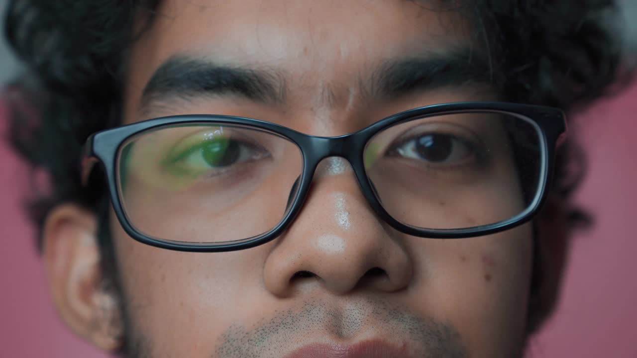 近距离拍摄中不完美的亚洲男人的眼睛戴眼镜视频素材