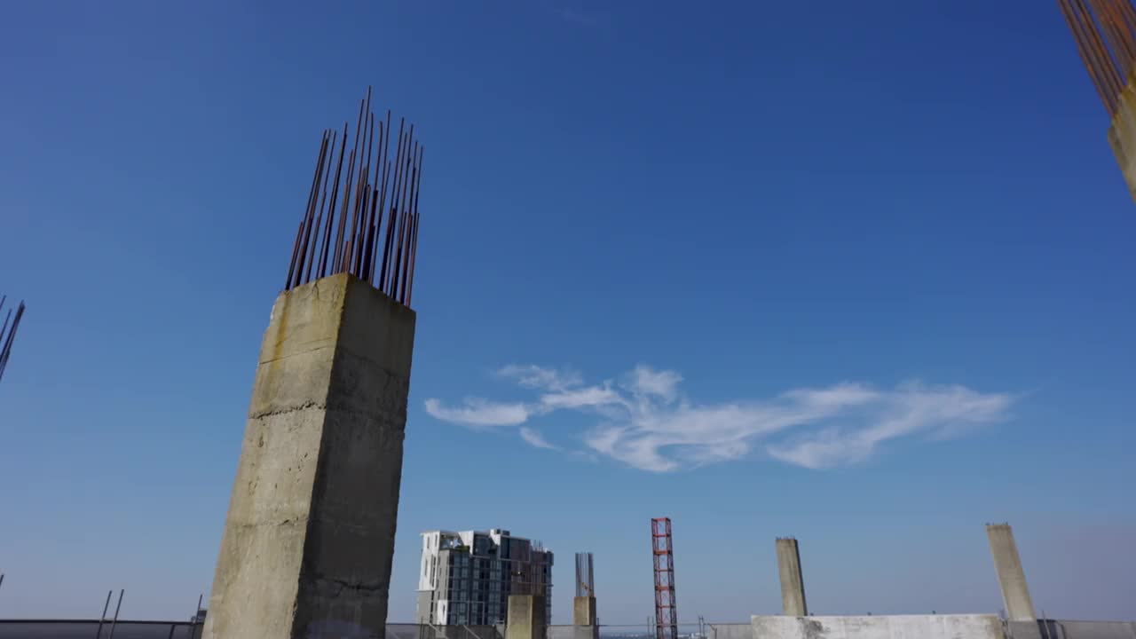 在晴朗的日子里，一根巨大的混凝土柱子矗立在建筑物的顶部。视频素材