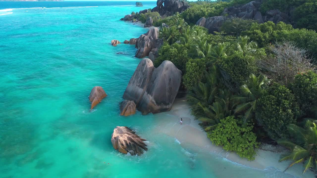 鸟瞰Anse Source D'argent, La Dique Seychelles - 4K无人机视频下载