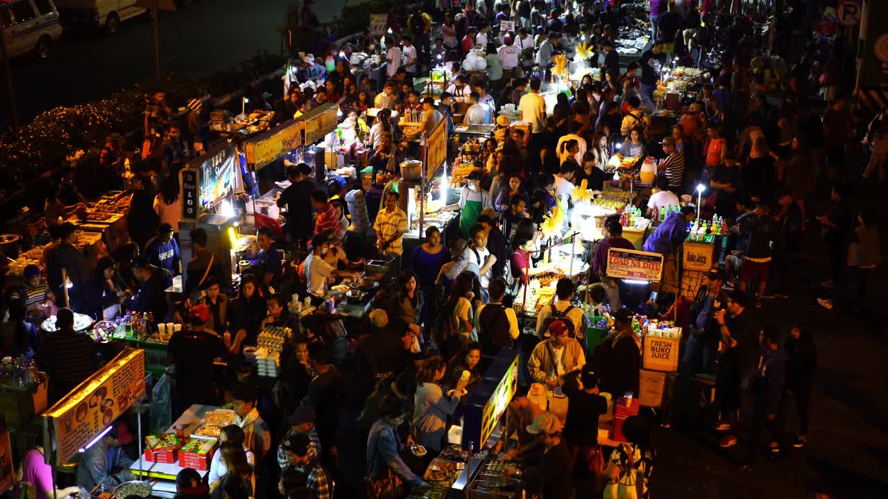 菲律宾巴焦市繁忙的街市人群的夜景视频素材
