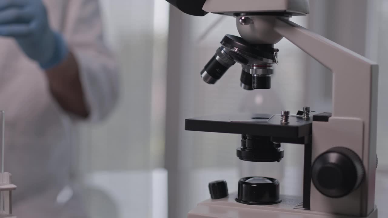 科学家把载玻片和样品放在显微镜下视频下载