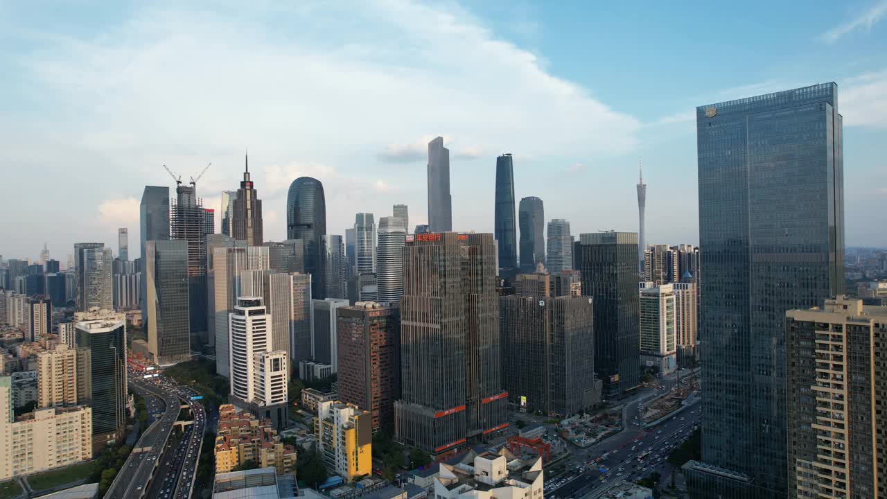 城市摩天大楼在白天的倾斜视图视频素材
