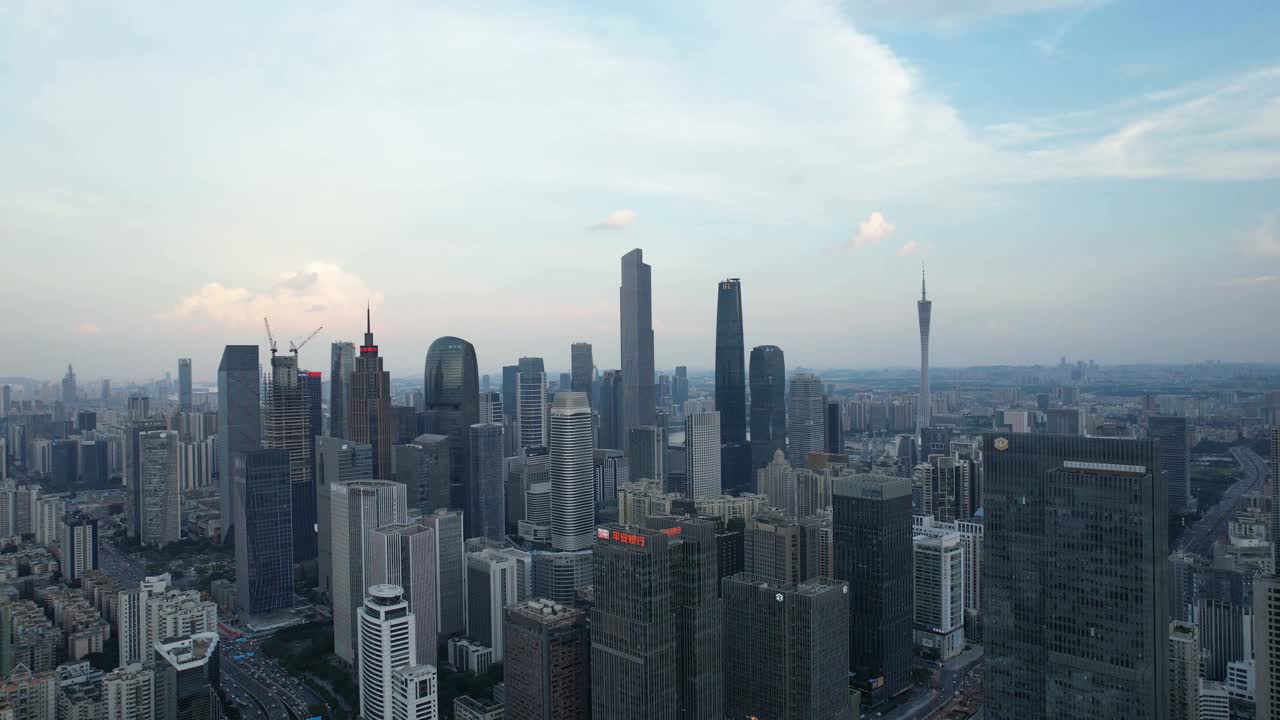 白天城市摩天大楼的俯视图视频素材