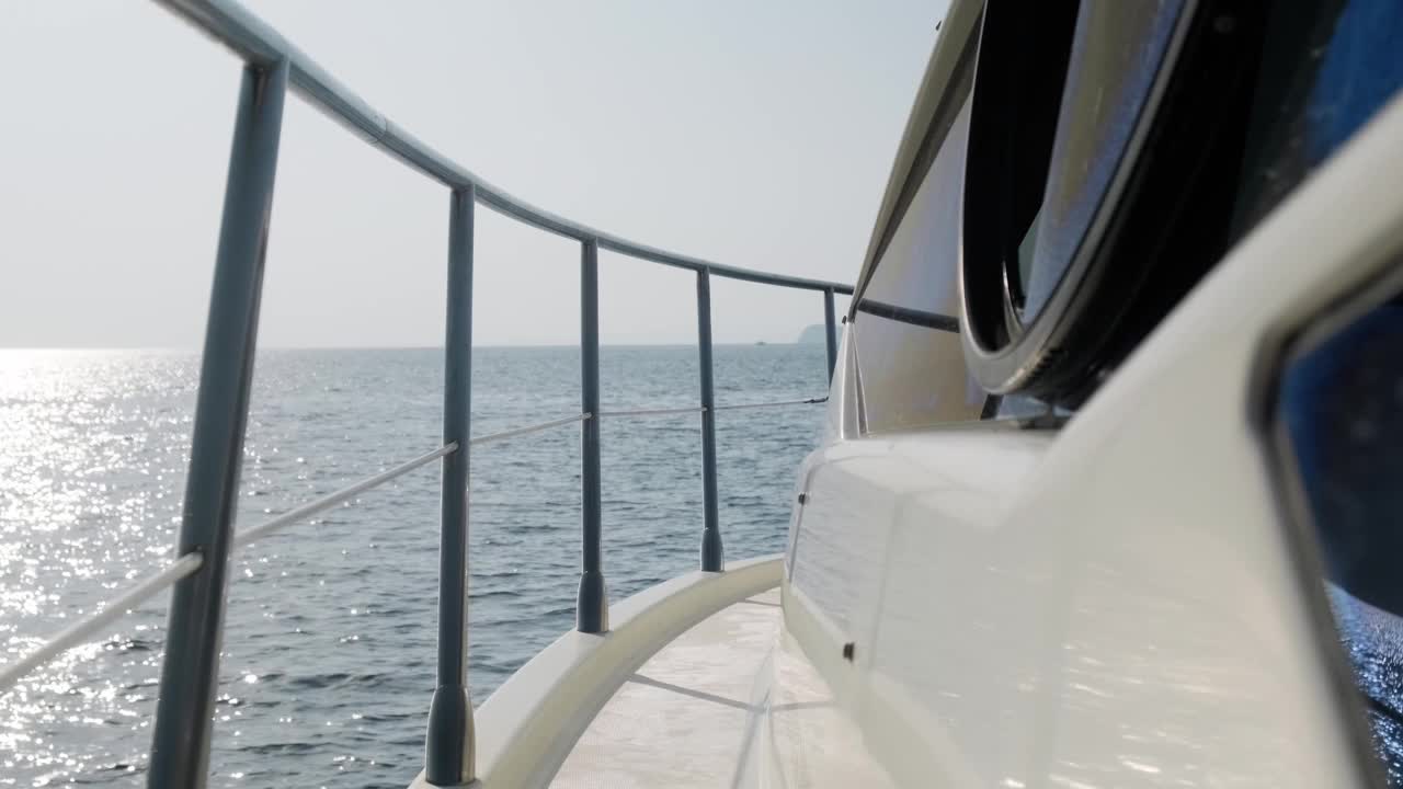 从豪华游艇上欣赏海景。视频素材