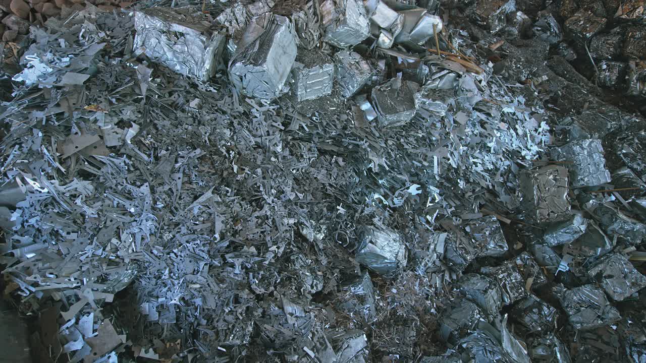 回收设施里成堆的废金属视频素材
