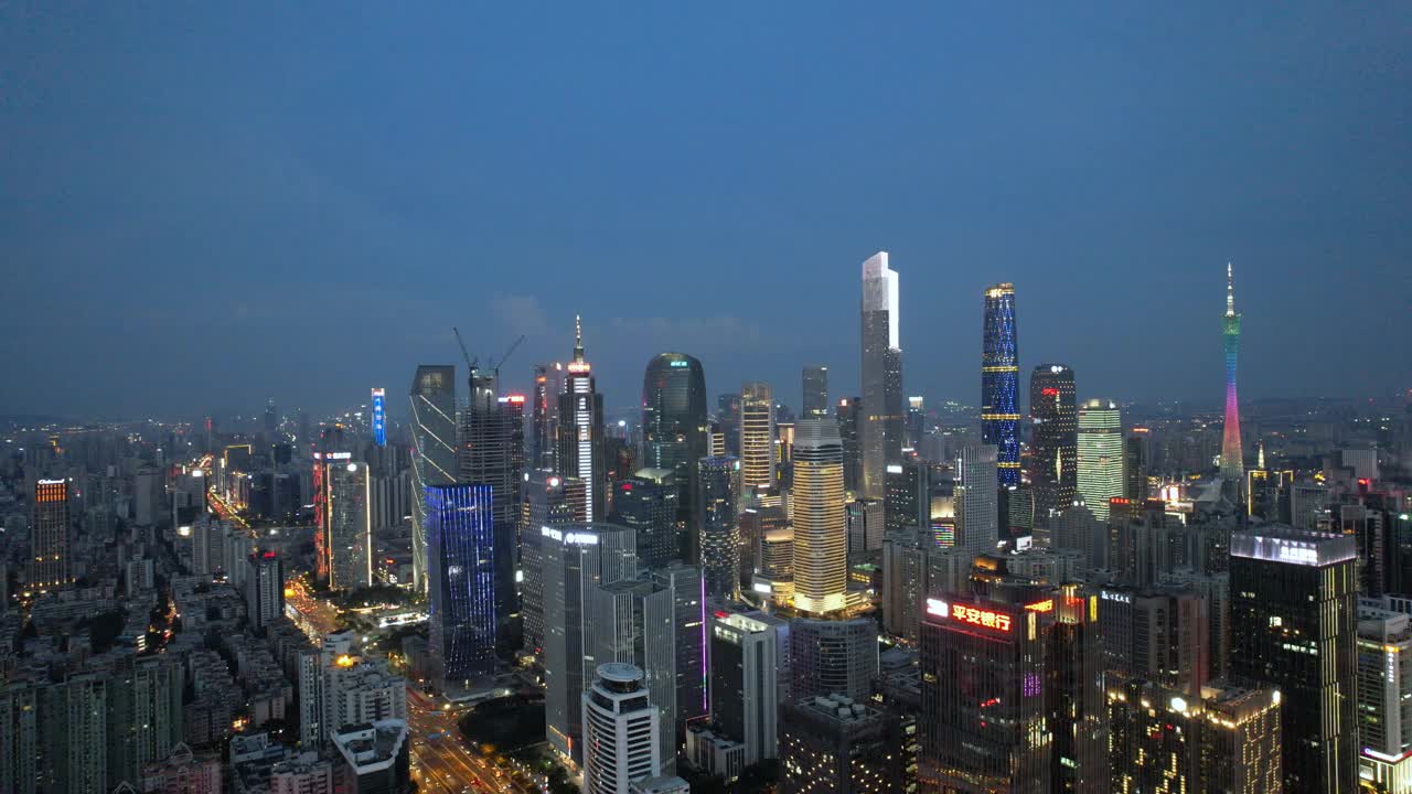 放大城市摩天大楼的夜景视频下载