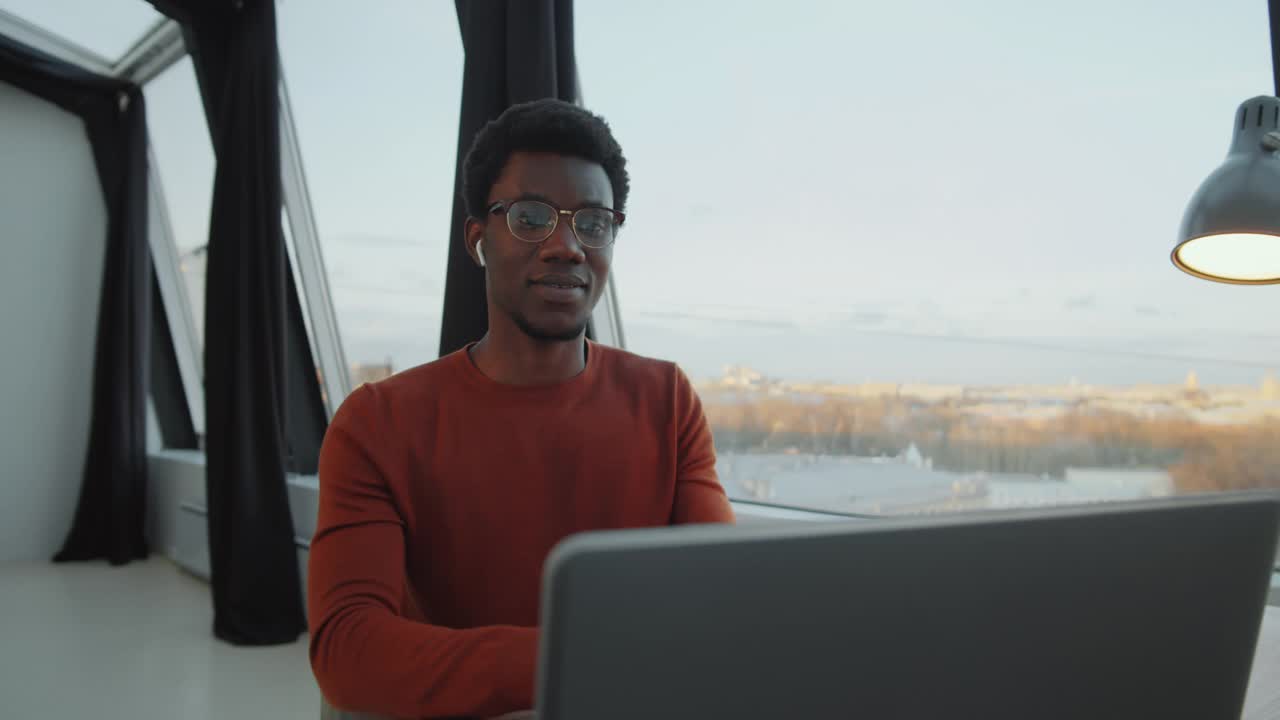 非洲商人在屋顶办公室用笔记本电脑进行网络通话视频素材