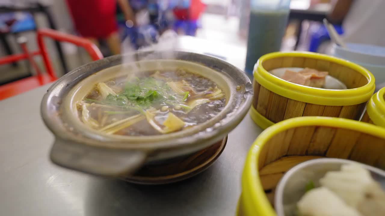 肉骨茶是新鲜的热流和中国点心在竹篮在桌子上视频素材