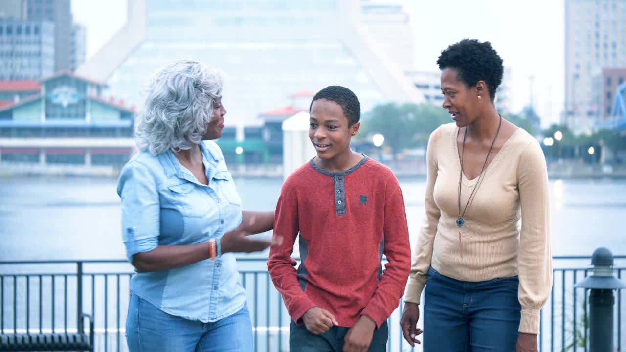 三代黑人家庭走路，说话，微笑视频下载