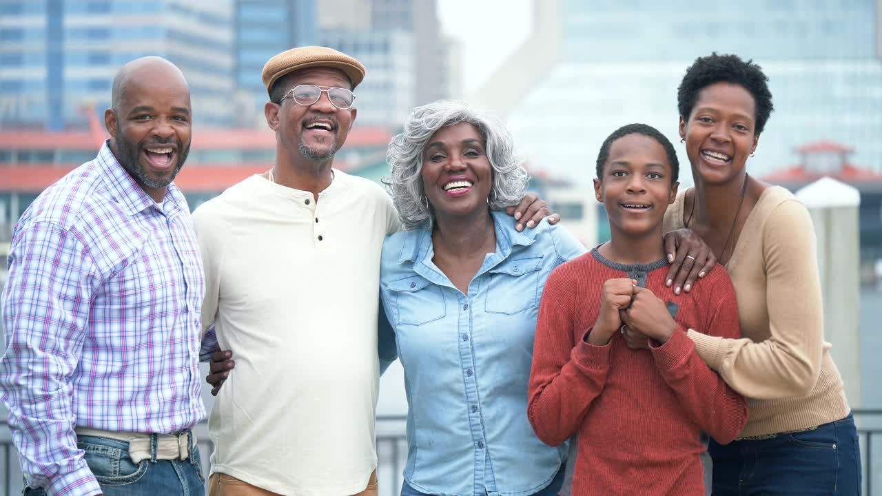 多代非裔美国人家庭的微笑视频下载