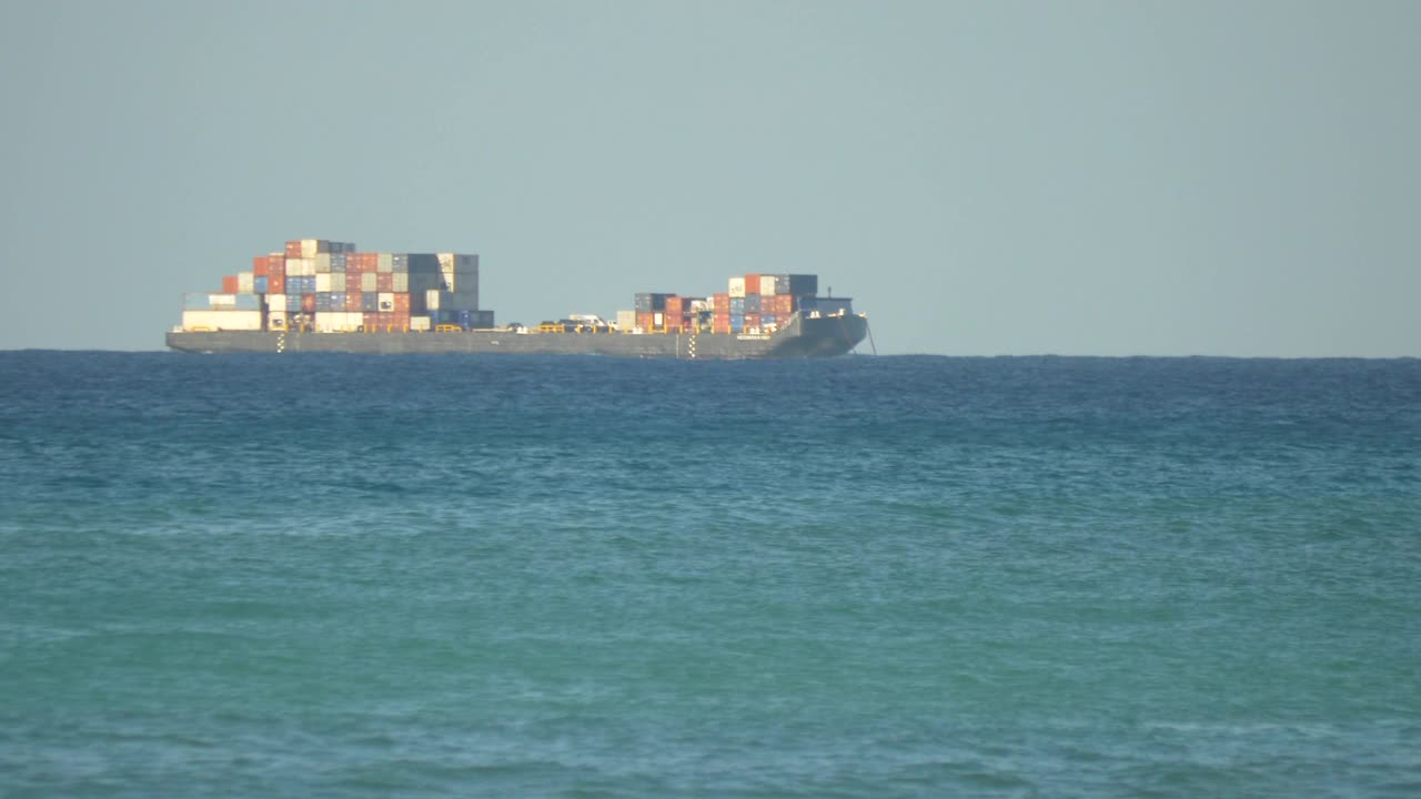 在夏威夷瓦胡岛，火奴鲁鲁，威基基附近海域的集装箱船。——慢动作视频下载