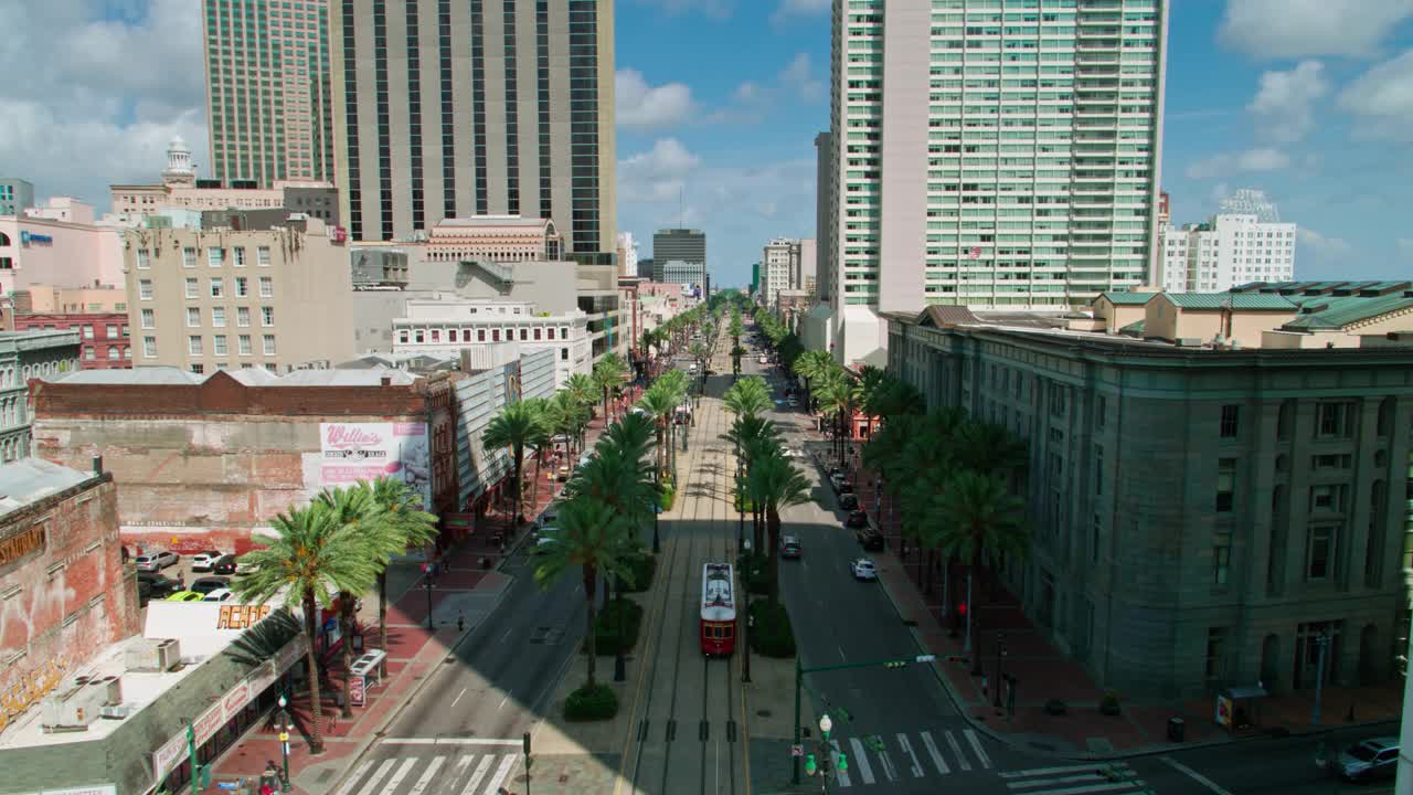 跟踪无人机拍摄的新奥尔良街车在运河街视频下载
