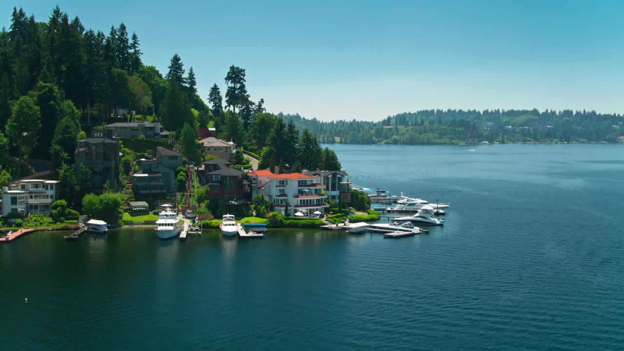 华盛顿贝尔维尤的湖畔住宅和码头-航拍视频素材