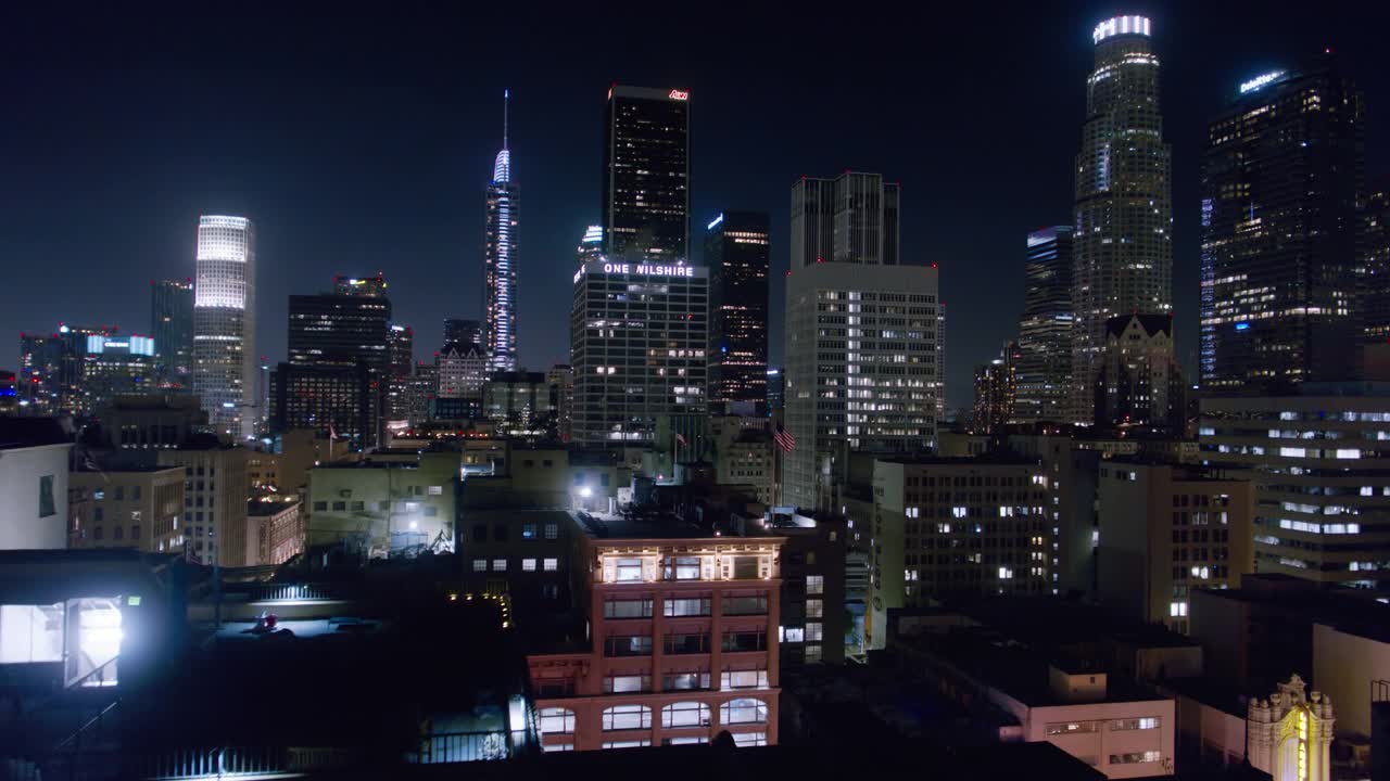 上升无人机拍摄洛杉矶金融区的夜晚视频下载