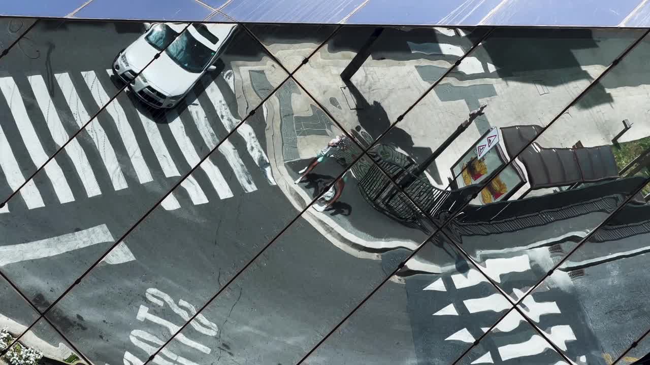 创造性的镜子扭曲与城市行动和汽车在运动。视频下载