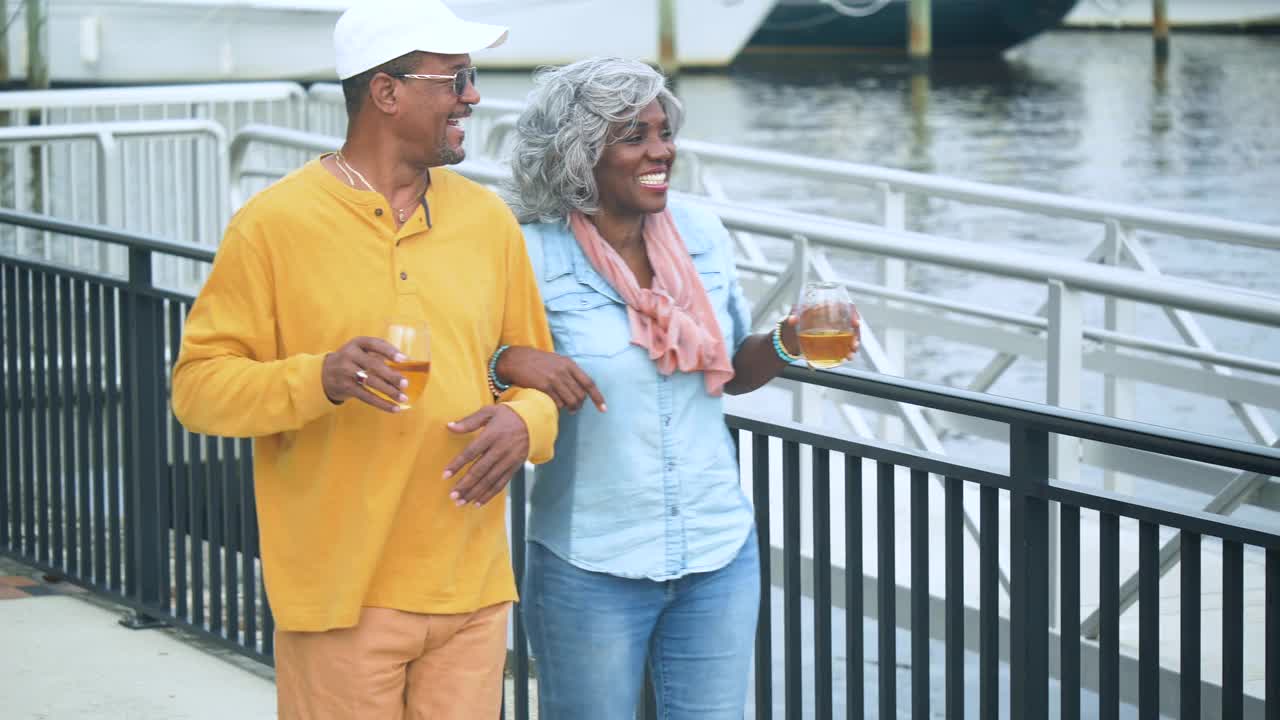 一对老年非裔美国夫妇在海滨散步视频素材