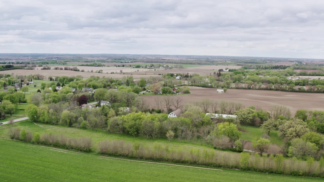 空中无人机。美国郊区的观点。拍摄附近的照片。房地产futage视频素材